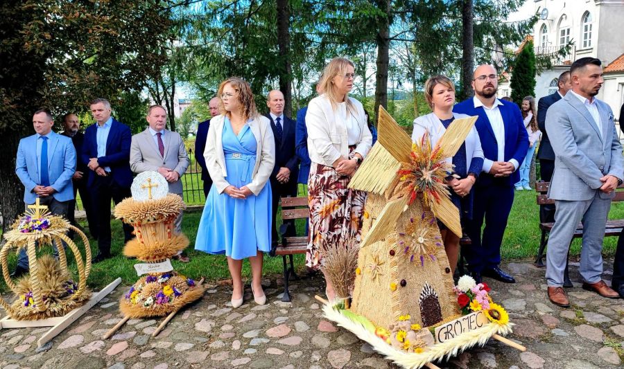 Reprezentacje poszczególnych gmin przygotowały wieńce dożynkowe